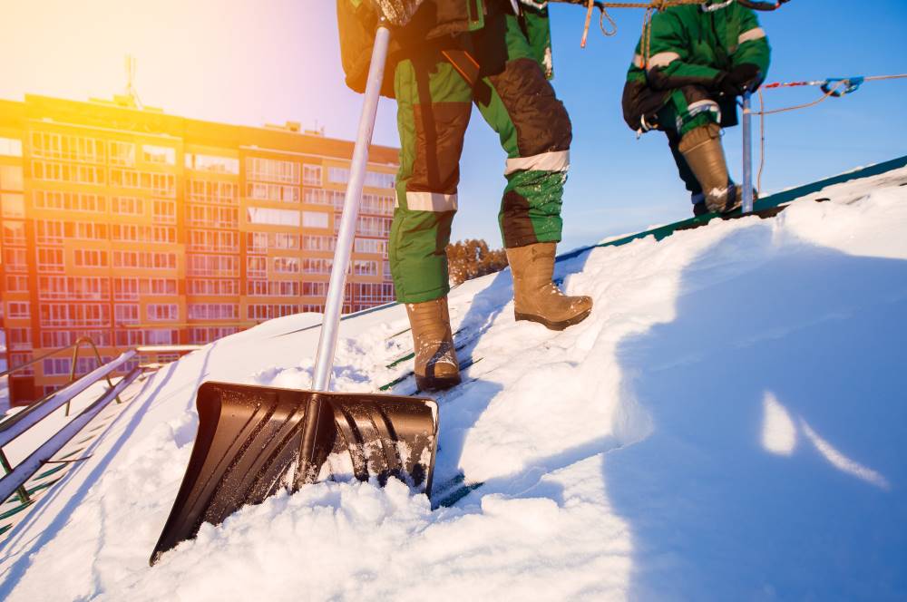 Déneigement de toiture à Longueuil, Boucherville, Brossard, Saint-Hubert et sur la Rive-Sud - Couvreur Toiture Rive-Sud